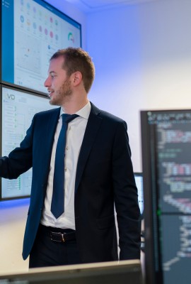 Il team certificato di Dottor Marc gestisce Password Box dal SOC di Verona Analista di Dottor Marc davanti ai monitor del centro operativo mentre gestisce il servizio Password Box